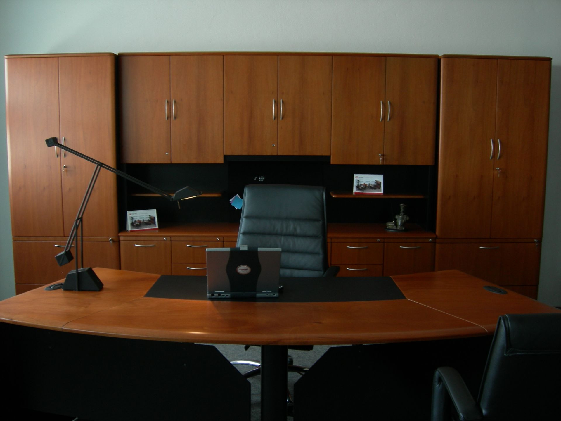 Galería de Módulo Frontal con credenza y Modulo superior de guardado y Closets