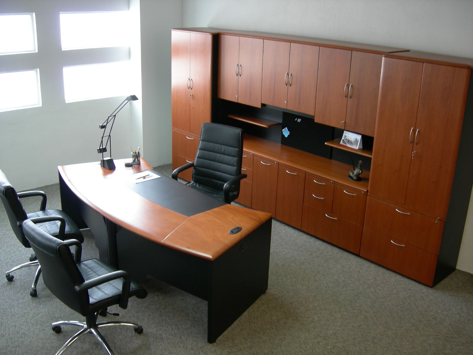 Galería de Módulo Frontal con credenza y Modulo superior de guardado y Closets