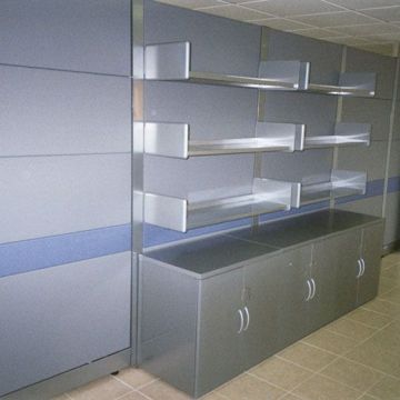Galería de Pared de Paneles con 3 módulos bajos con puertas y entrepaños bajos colgantes de paneles  Línea MS