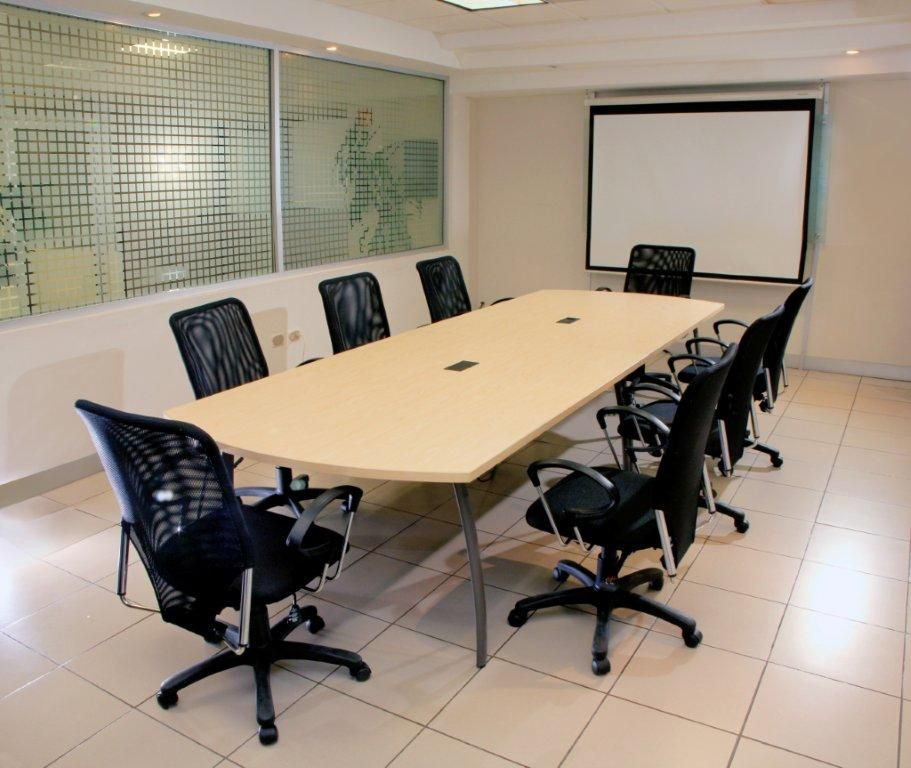 Galería de Mesa de juntas para 8 personas Linea SOM con módulos de poder a nivel de cubierta